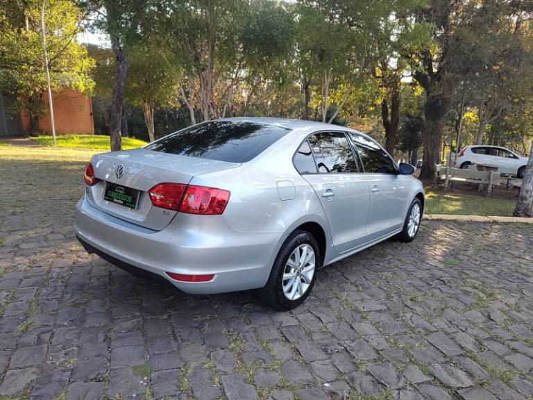 VOLKSWAGEN - JETTA - 2013/2013 - Prata - R$ 68.900,00
