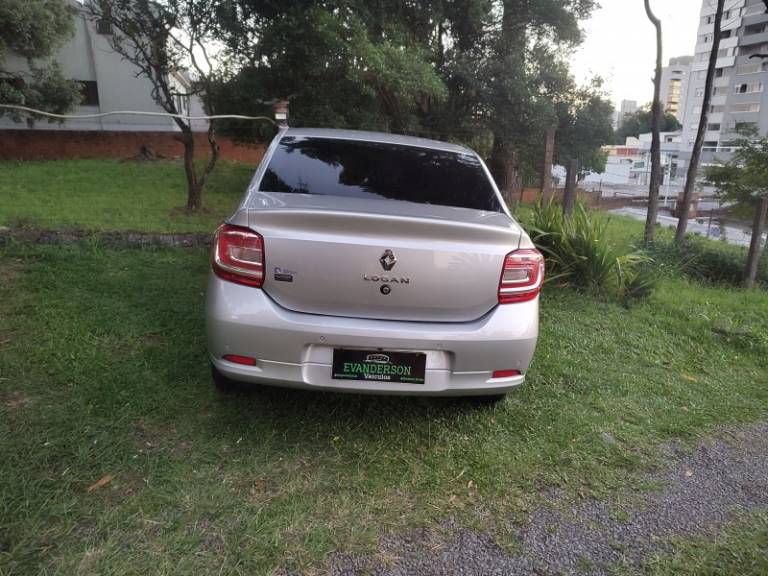 RENAULT - LOGAN - 2021/2022 - Prata - R$ 59.900,00