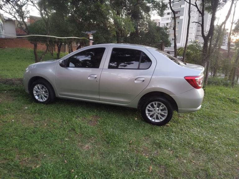 RENAULT - LOGAN - 2021/2022 - Prata - R$ 59.900,00