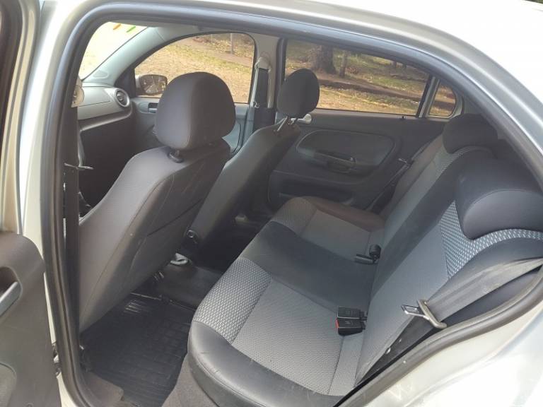 VOLKSWAGEN - GOL - 2010/2011 - Prata - R$ 30.900,00
