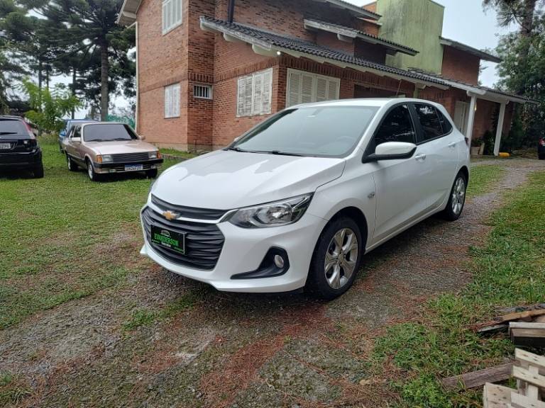 CHEVROLET - ONIX - 2023/2024 - Branca - R$ 93.900,00