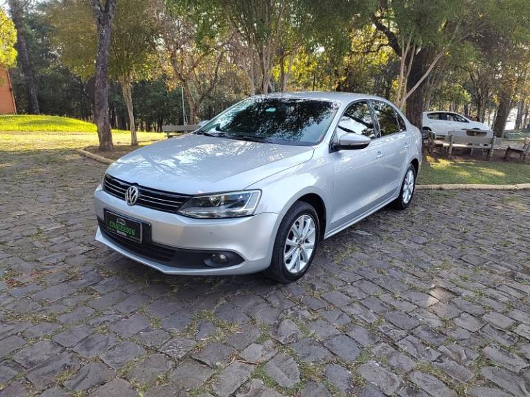 VOLKSWAGEN - JETTA - 2013/2013 - Prata - R$ 62.900,00